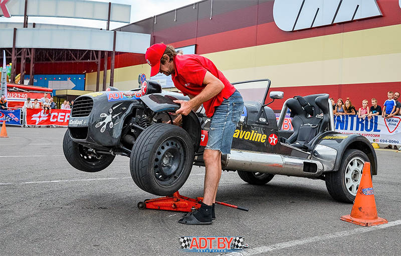 Алексей Королев, пилот команды Texaco Havoline, играюче уносит Caterham с трассы Алексей Королев, пилот команды Texaco Havoline, играюче уносит Caterham с трассы