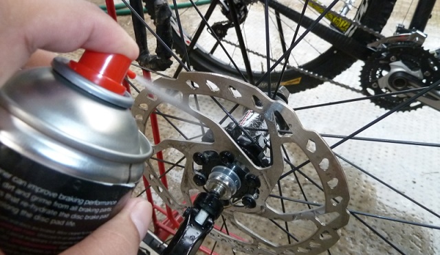 Универсальный очиститель для тормозов можно применять и для очистки велосипедной цепи