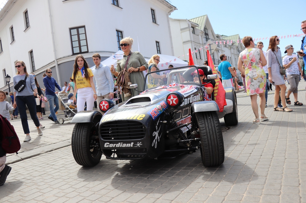 Caterham Дмитрия Баркана, амбассадора бренда Texaco Havoline, привлекал много внимания Caterham Дмитрия Баркана, амбассадора бренда Texaco Havoline, привлекал много внимания