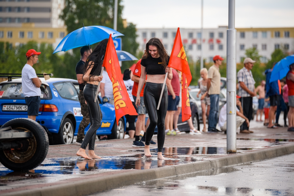 Девушки Texaco Havoline были рады освежиться Девушки Texaco Havoline были рады освежиться