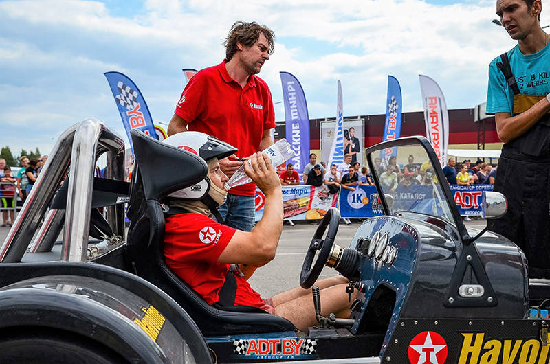 Команда Texaco Havoline работает сообща. Даже в таких мелочах, как воды подать Команда Texaco Havoline работает сообща. Даже в таких мелочах, как воды подать