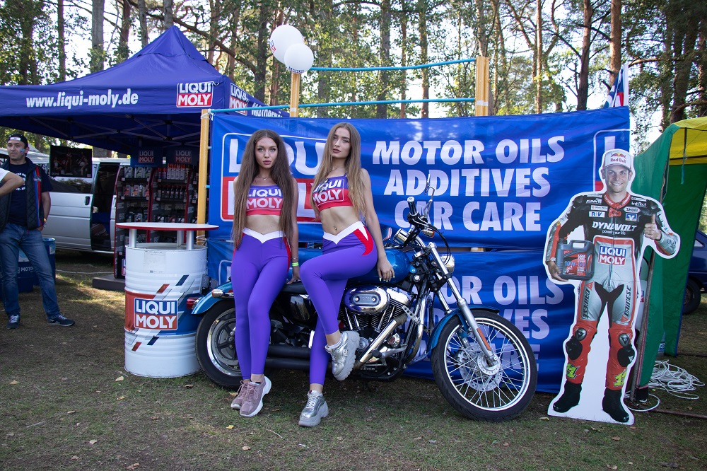 Девушки Liqui Moly приветствовали любителей мотоциклов у фирменной палатки Девушки Liqui Moly приветствовали любителей мотоциклов у фирменной палатки