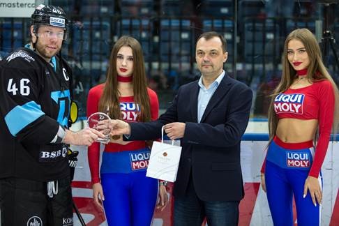 Евгений Лавникевич, бренд менеджер LIQUI MOLY, награждает Андрея Костицына как лучшего бомбардира Евгений Лавникевич, бренд менеджер LIQUI MOLY, награждает Андрея Костицына как лучшего бомбардира